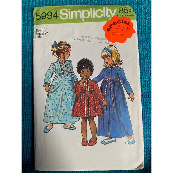 Simplicity sewing pattern  5995 kids nightgown and robe - Picture 1 of 5